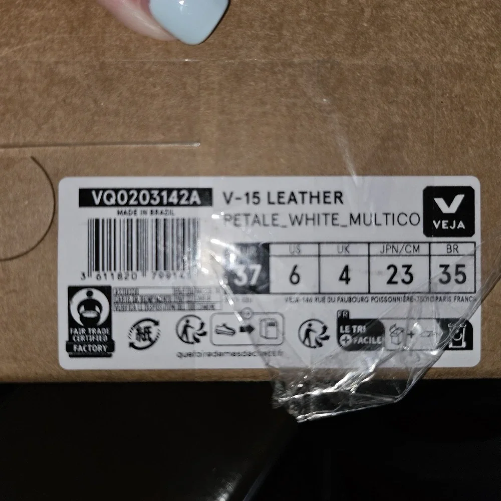 Veja 15 leather